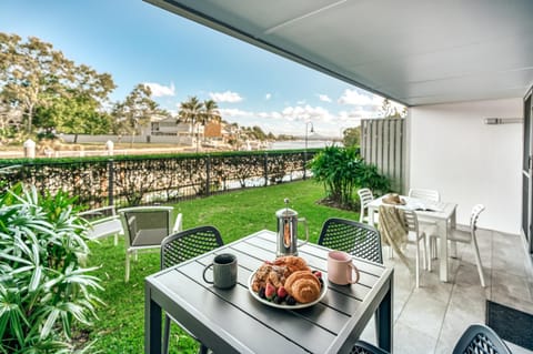 Patio, View (from property/room), Balcony/Terrace, Food and drinks, Seating area, Breakfast