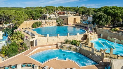 Property building, Day, Pool view, Swimming pool, sunbed