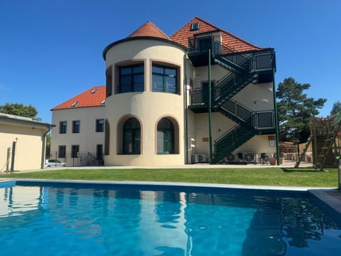 Property building, Day, Pool view, Swimming pool, Swimming pool