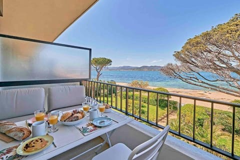 Patio, View (from property/room), Dining area, Sea view