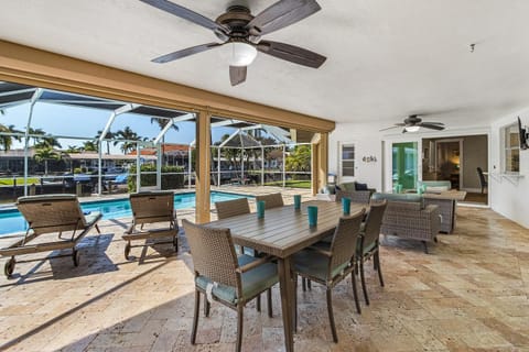 Gulf Access, Kayak, Paddle Board, Heated Saltwater Pool and Dolphins! - Villa Delfin- Roelens House in Cape Coral