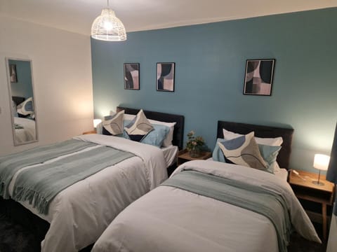 Charming Home in Stourport Sleeps10 with Wifi&Parking by PureStay Short Lets Condominio in Stourport-on-Severn