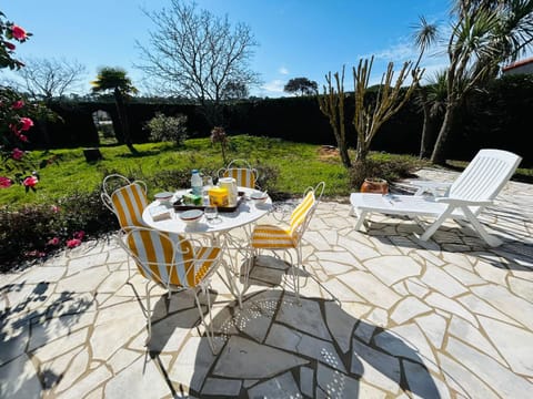 Patio, Dining area, Garden view, sunbed