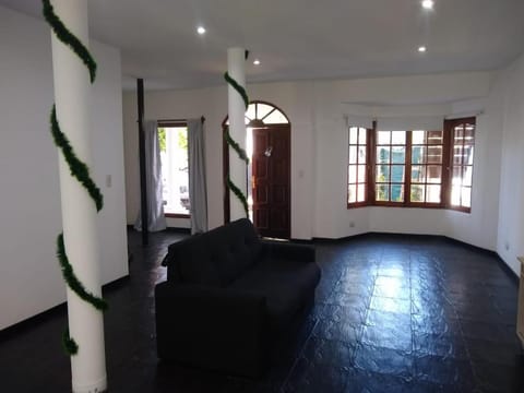 Excelente Casa Amplia Completa Privada con Jardin y Pileta Vacation rental in Tigre