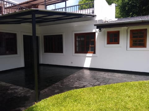 Excelente Casa Amplia Para 5 Personas Completa Privada con Jardin Vacation rental in Tigre