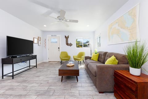 Pet Friendly Beach Bungalow, 10 Min to Beach House in Carlsbad