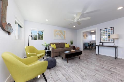 Pet Friendly Beach Bungalow, 10 Min to Beach House in Carlsbad
