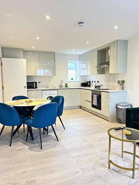 Heathrow Charge and Go-FREE PARKING-Electric vehicle charging- Near Heathrow airport 5 min drive-Near Restaurants-Near Tesco Extra- Pet Friendly Apartment in Runnymede District