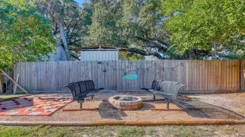 The Buoys! 2 Cottages, Yard Games & Firepit House in Aransas Pass