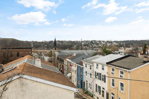 Silverwood Serenity - Balcony and City Views with Parking Condo in Manayunk