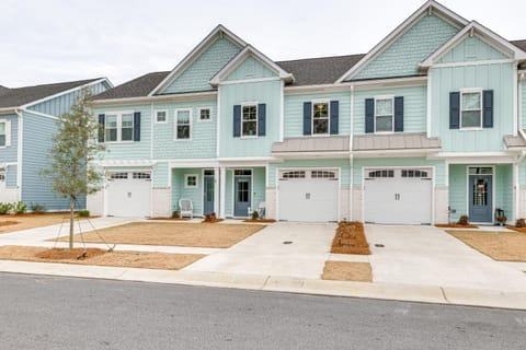 Beaufort Townhome with Pool Access 2 Mi to Downtown Haus in Beaufort