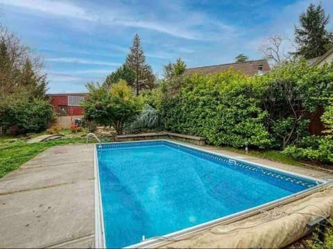Medford Home And 2 Condos With Pool Casa in Medford