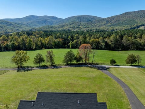 Contemporary Mountain Holiday Home with Hot Tub House in Nelson County