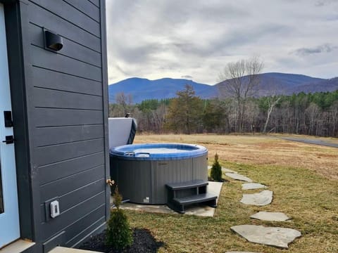 Contemporary Mountain Holiday Home with Hot Tub House in Nelson County