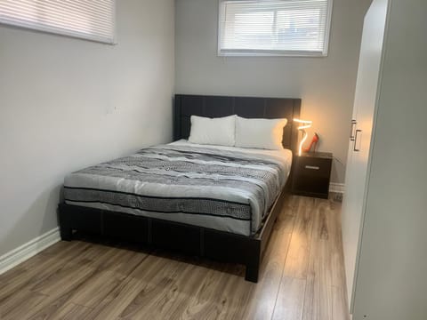 2 bedroom basement with private entrance Chambre d’hôte in Guelph