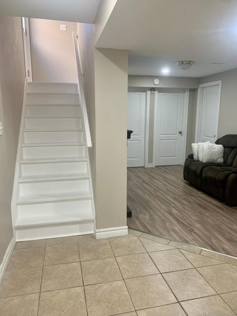 2 bedroom basement with private entrance Bed and Breakfast in Guelph