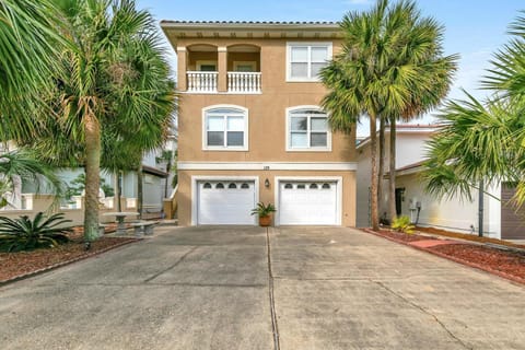 The Spyglass a 5 bed 3 bath house that sleeps 14 and just 67 steps from the beach House in Destin