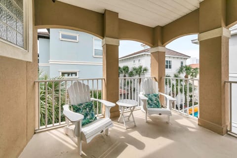 The Spyglass a 5 bed 3 bath house that sleeps 14 and just 67 steps from the beach House in Destin