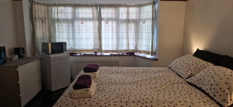 Large Double room near London Heathrow Airport Vacation rental in Hounslow