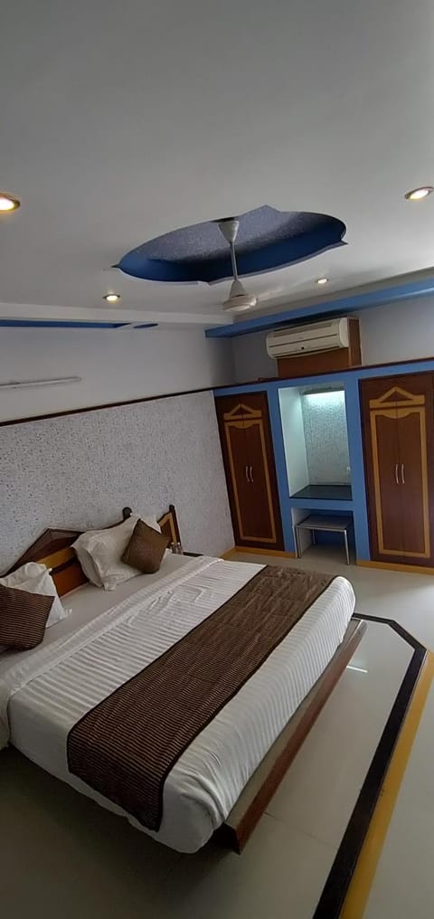 Photo of the whole room, air conditioner