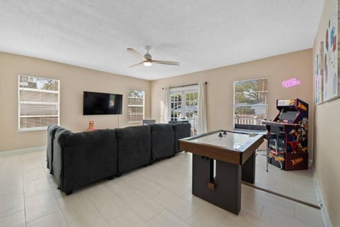 Modern Moroccan Villa w/ Firepit, BBQ + Game Room! Condo in Tampa