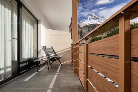 View (from property/room), Balcony/Terrace, Mountain view