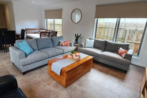 Large townhouse direct access to beautiful beach House in Dromana