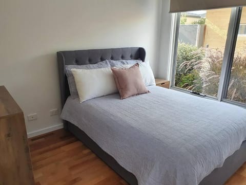 Large townhouse direct access to beautiful beach House in Dromana
