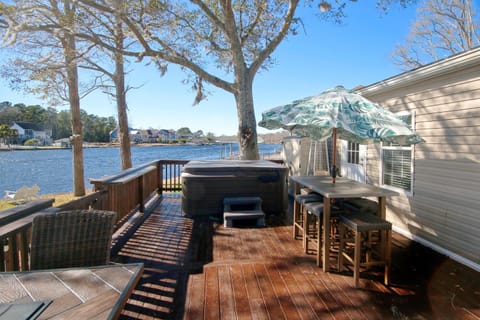 The Summer Wind Waterfront Retreat House in Socastee
