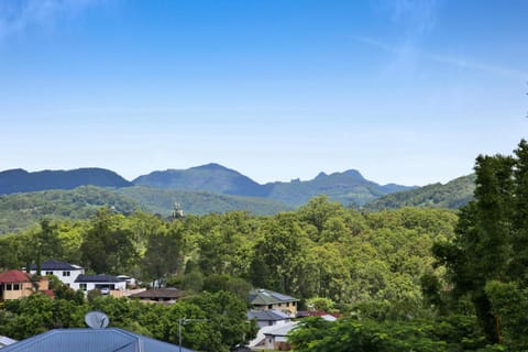 Glorious 5-Bed Amidst Nature in Burleigh Heads Casa in Burleigh Heads