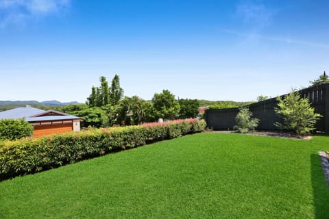 Glorious 5-Bed Amidst Nature in Burleigh Heads Maison in Burleigh Heads