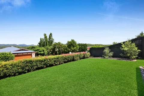 Glorious 5-Bed Amidst Nature in Burleigh Heads Casa in Burleigh Heads