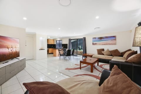 Glorious 5-Bed Amidst Nature in Burleigh Heads House in Burleigh Heads