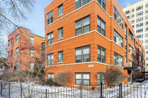 3 Bed Apartment in Chicago by the lake Condo in Rogers Park