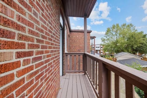 Peaceful & cozy. King bed. Remodeled. Gr8 4 long stays! Condo in Saint Louis