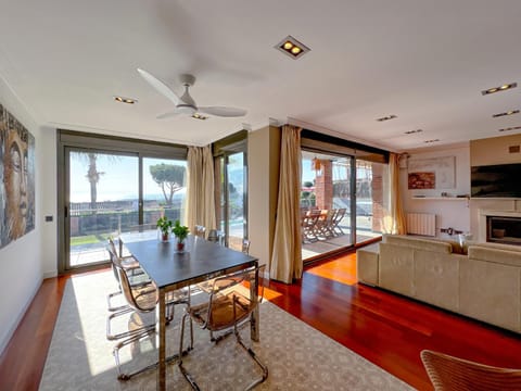 TV and multimedia, Living room, Dining area, Garden view, Sea view