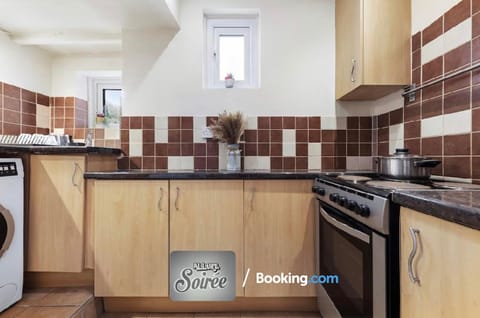 Cozy 1 Bedroom Apartment By Allure Soirée -Luxury Short Stay & Serviced Accommodation HamptonCourt with Netflix Condo in Molesey