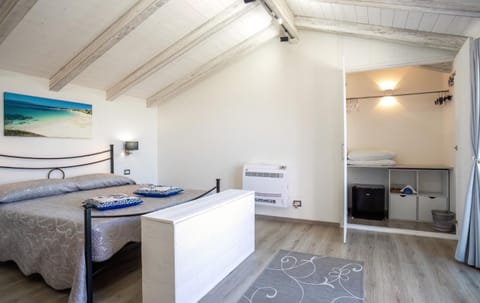 Bed, Photo of the whole room, Decorative detail, oven