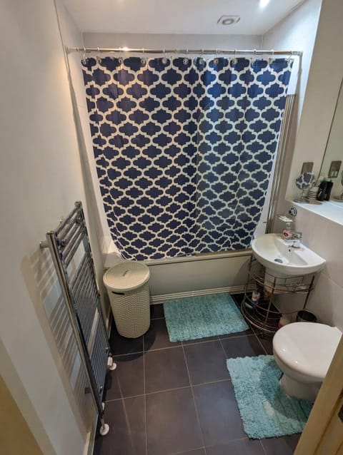 Charming bedroom in a shared 2-Bedroom Flat in Southall, London (next to Ealing Hospital). Location de vacances in Southall