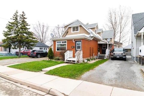 2br - Spacious Yard - Canal Bridge, Falls Nearby! Casa in Welland