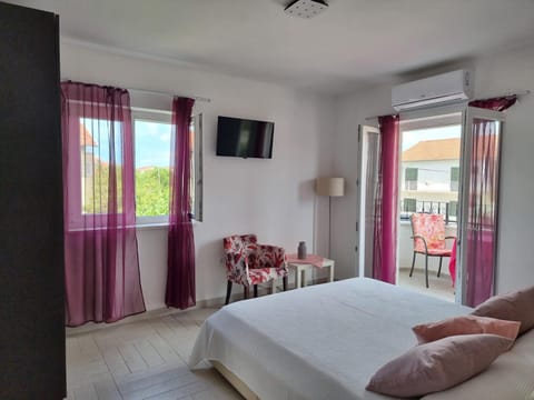 Bed, TV and multimedia, Balcony/Terrace, Photo of the whole room, Seating area, Quiet street view, air conditioner