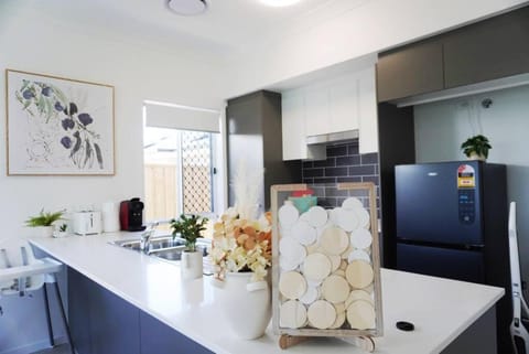 New Utopia 4 Bedrooms House near Springfield Villa in Redbank Plains