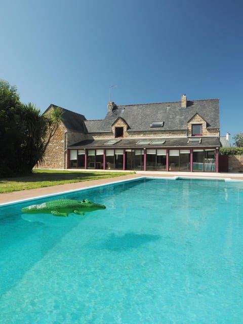 Property building, Day, Pool view, Swimming pool