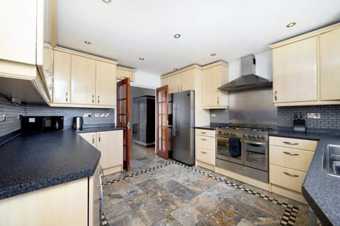 Chic 2BR Home - Eats and Sights Closeby House in Kingston upon Thames
