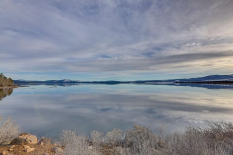 Cozy and Restful Cabin, Steps to Lake Almanor House in Lake Almanor