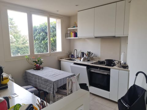 Appartement de 3 chambres avec jardin clos et wifi a Chatou Condo in Chatou