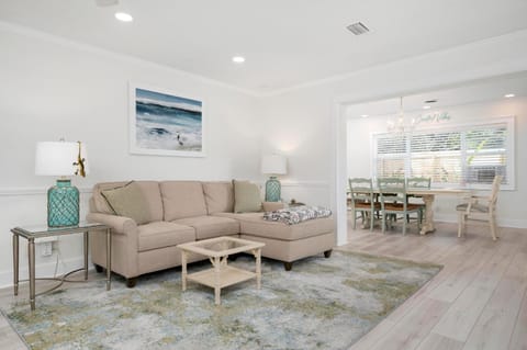 Coastal Vibes! Tropical heated pool home short drive to the beach House in Bradenton