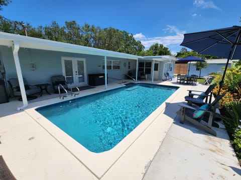 Coastal Vibes! Tropical heated pool home short drive to the beach House in Bradenton