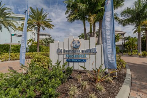 Castaway in Margaritaville! Modern, Beachy Condo overlooking pool! House in Bradenton