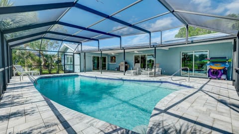 CClub at IMG! Modern Design-Heated Pool on IMG Golf Course! House in Longboat Key